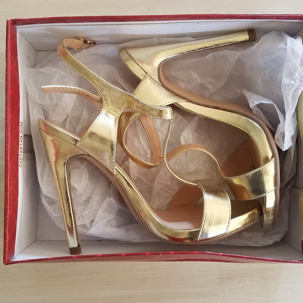 NEVER WORN Glaze Gold Heels Size 6.5